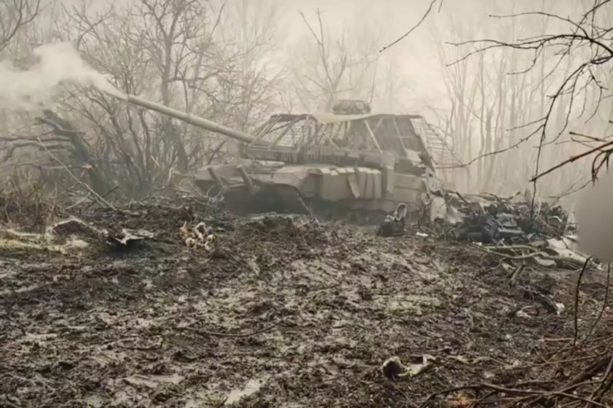 Экипаж танка Т-72Б3 группировки войск «Центр» огнем с закрытой огневой позиции уничтожил опорный пункт ВСУ на Красноармейском направлении СВО