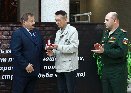 Начальник Архивной службы ВС РФ полковник Э.А.Падерин и начальник Архивной службы ВС директор ЦАМО Республики Беларусь Б.Н.Горкавый передают орден Красной Звезды внуку батальонного комиссара М.П. Свечникова